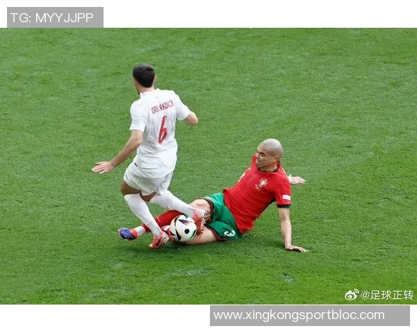 佩佩回忆初见C罗时光：17岁少年训练后啃苹果健身的故事