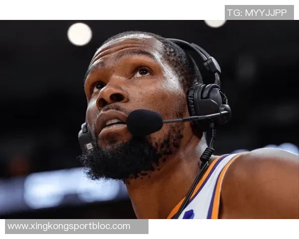 杜兰特幽默回应打球与刷推特的时间安排只需几秒钟轻松搞定